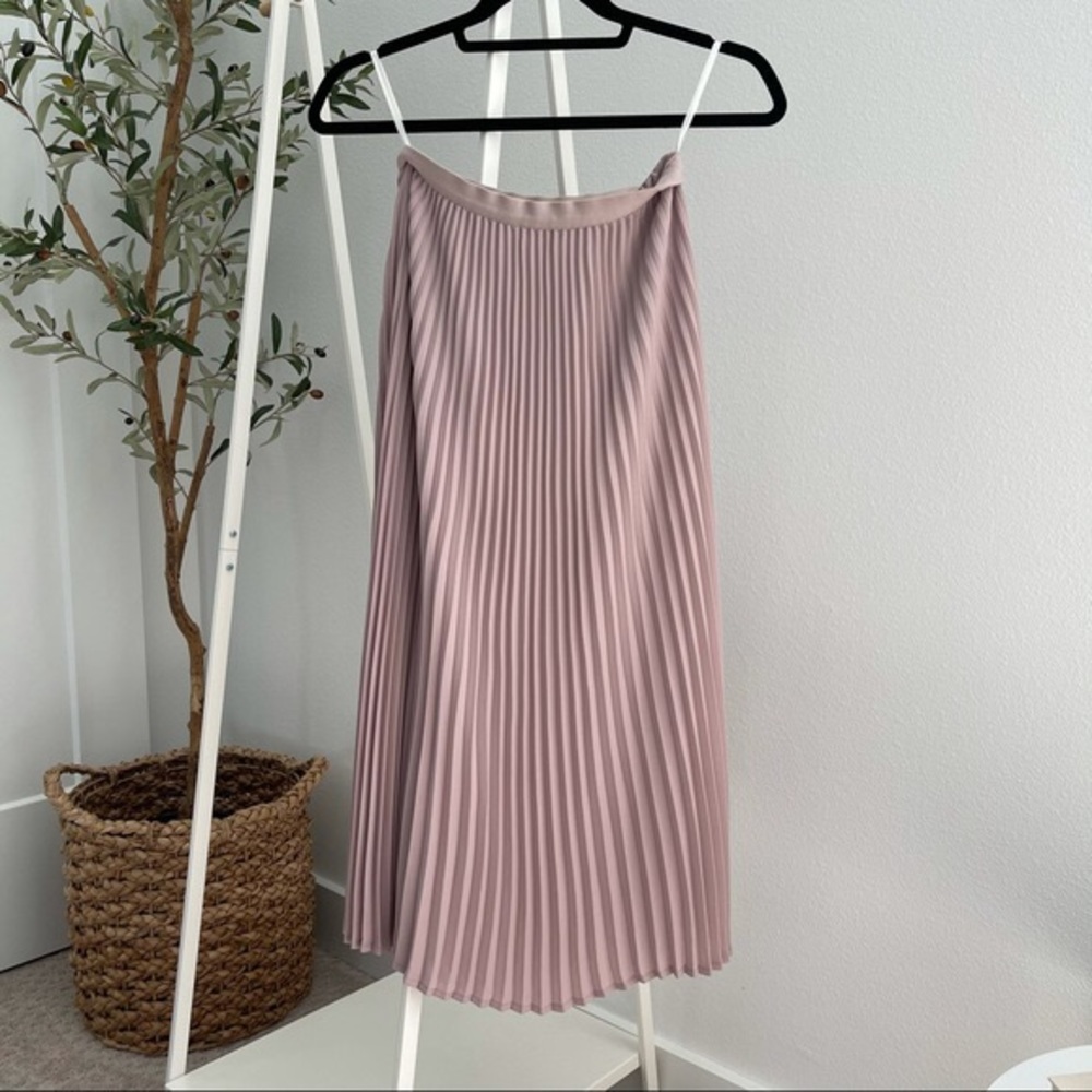 NEW Babaton By Aritzia Accordion Lilac Skirt